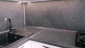 маленькая угловая кухня со светлыми матовыми фасадами
