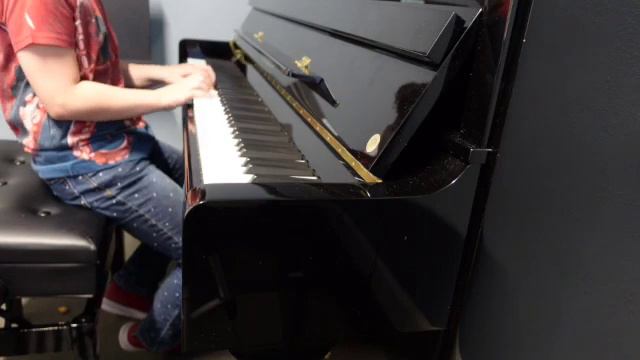 Julia plays "Super Trouper" by Benny Andersson and Bjorn Ulvaeus смотреть онлайн