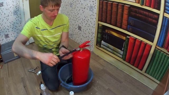 Как заправить огнетушитель. Бутафорский огнетушитель. Огнетушитель для театра.