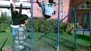 Парень на турнике творит чудеса