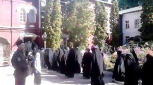 Монахи идут строем в столовку.