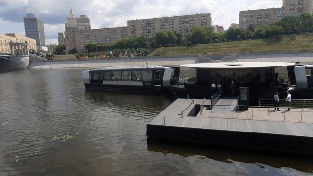 Причал "Киевский", швартовка электрического пассажирского судна "Пресня" смотреть онлайн