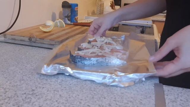 Красная рыба запечёная в фольге. Рецепт#пальчикиОближешь