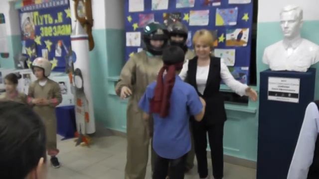 Игровая программа "На космических орбитах" в Приморской школе смотреть онлайн