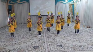 казахский народный танец "Ұршық", девочки старшей танцевальной группы "Көркемай" детского сада 42
