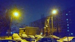 А снег идёт, по щекам моим бьёт, болею очень, температурэн, стою и жду тебя как дурень, с музыкой