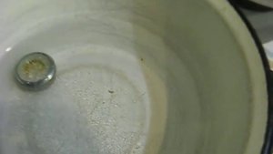 Прочистка сеточки крана лимонной кислотой