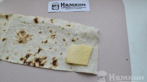 Треугольники из лаваша с сыром и помидорами в яйце на сковороде