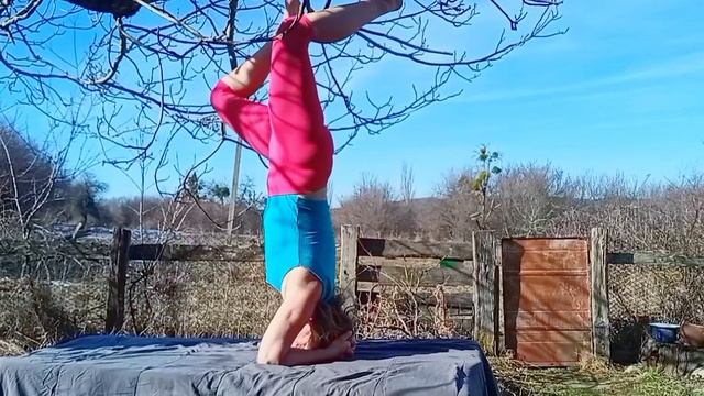 Разминка. Села в позу лотоса смотреть онлайн