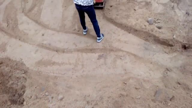 Земляные работы. Насыпание пандуса на склоне под строение. смотреть онлайн