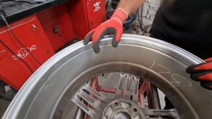 Сварочный шов на автомобильном диске убирать или нет.