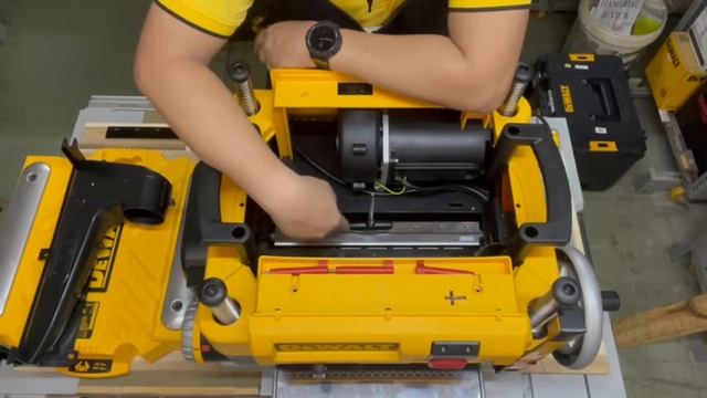 Tuyệt phẩm bào cuốn Dewalt DW735