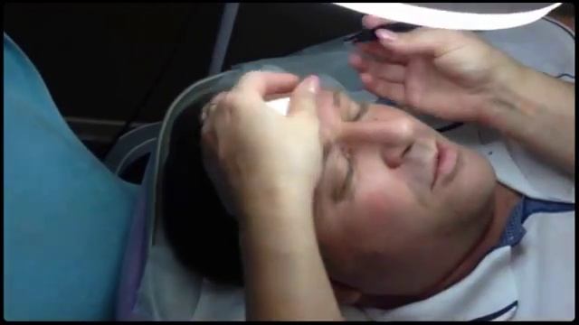 Моделирование мужских бровей мастером-бровистом смотреть онлайн