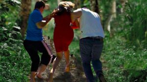 Схватив  ДЕВУШКУ, ВЫРОДКИ попутно стягивали с себя штаны!Дотащив ту к кустам, они были остановлены..