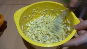 Салат с копченым колбасным сыром