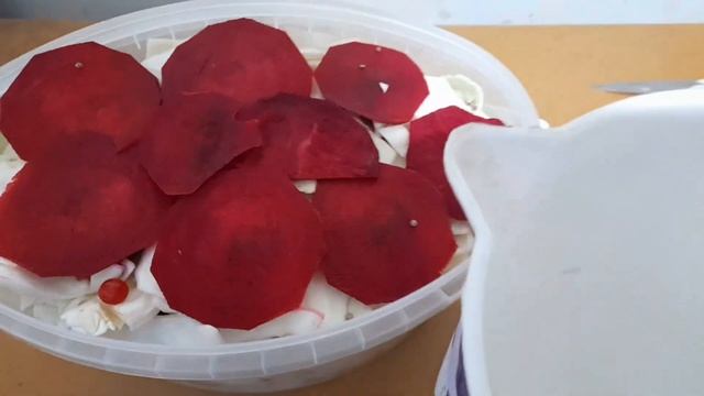 Салат "ПЕЛЮСТКА" - квашена капуста з буряком смотреть онлайн