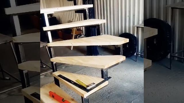 Лестница с двумя ломанными косоурами. смотреть онлайн