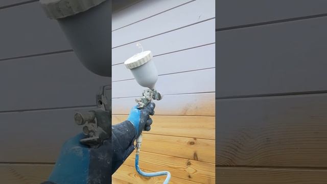покраска деревянного фасада водоэмульсионной краской с помощью компрессора.