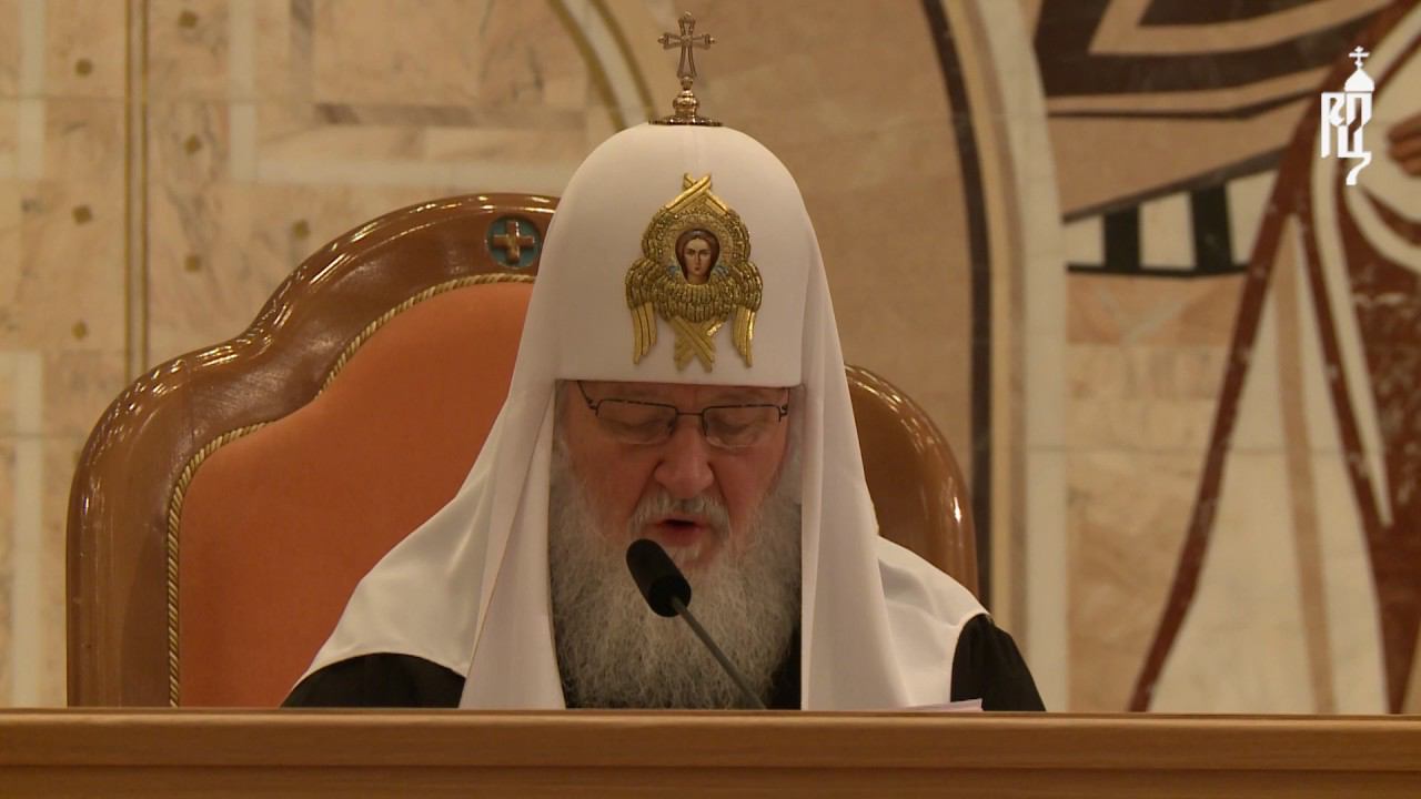 патриарх кирилл на заседании 22. патриарх кирилл гундяев. дьяконы патриарха кирилла фото. доклад патриарха 2023. патриарх россии сейчас.