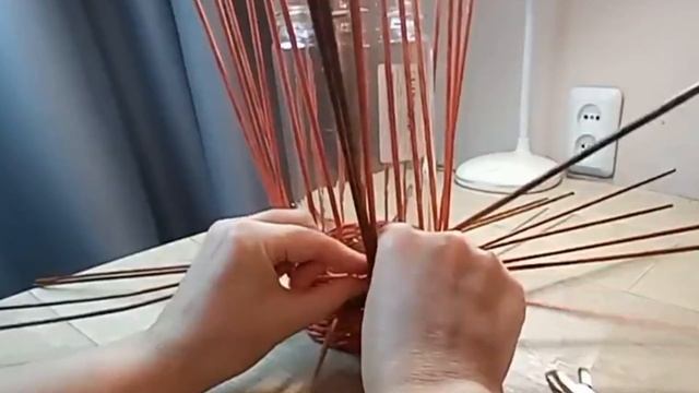 Узор "Ромбы" с накидом из газетных трубочек.