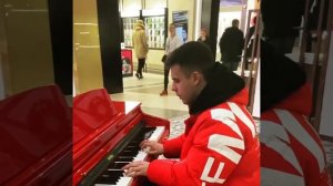 Сыграл на пианино в торговом центре