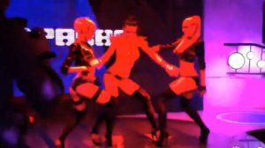 Гоу-гоу танцовщицы открывают вечеринку в клубе