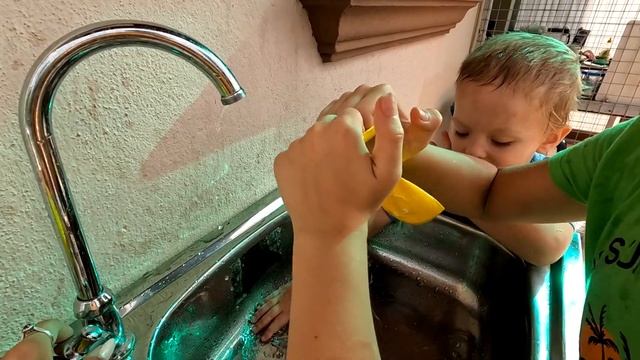 Kids Playing Water in Balloons | Singing Finger Family Song | Learn Colors With Balloons | Fun Play