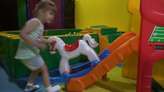 ?ОГРОМНЫЙ БАССЕЙН С ШАРИКАМИ в Развлекательном Центре смотреть онлайн