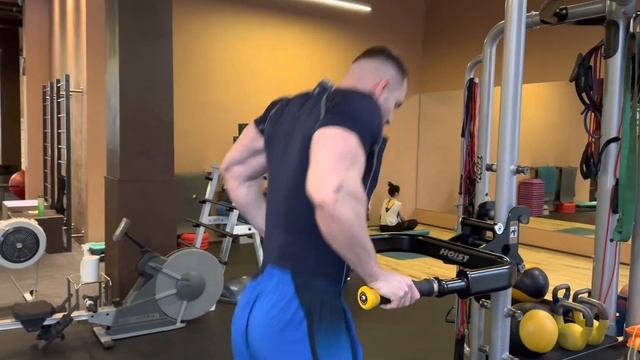 Отжимания от брусьев. 2 варианта исполнения. Техника выполнения смотреть онлайн