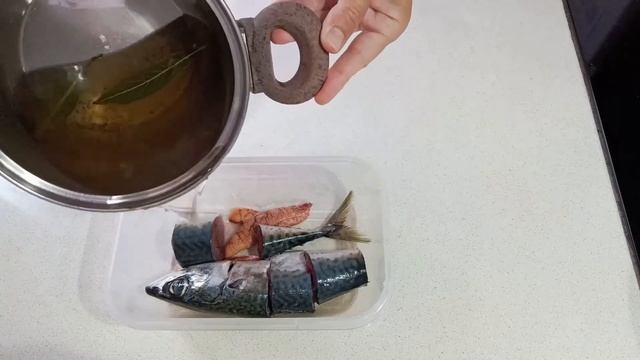 Как делать в рассоле скумбрию? в домашних условиях. Просто найвкуснейшая?,пальчики оближешь? смотреть онлайн