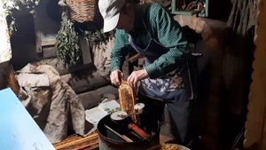 МЕДОГОНКА РУЧНАЯ. Как качать мед медогонкой.