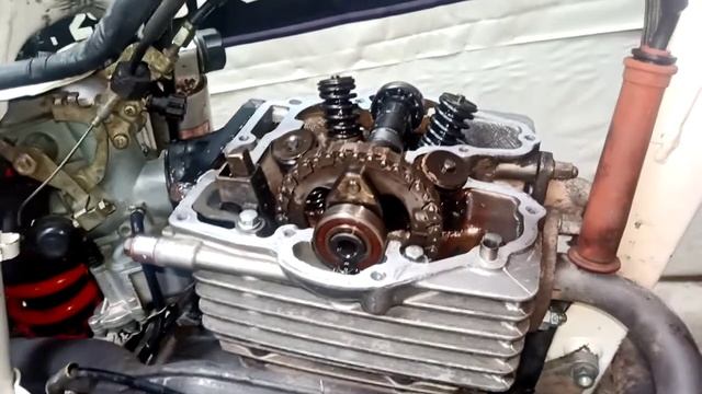 Honda XLR 250R Как работает газораспределительный механизм. Клапана. смотреть онлайн