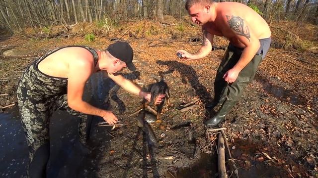 Никто не ожидал такое поймать в болоте. Ловля руками. Виталиком Зеленым. смотреть онлайн