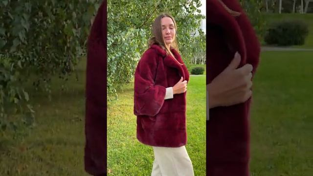 Шуба норковая, мех канадский, модель «Кимоно», меховой пояс, английский воротник, цвет бордовый смотреть онлайн