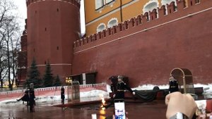 Смена караула у вечного огня в Александровском саду в Москве