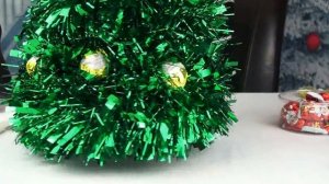 Новогодняя Елка из Конфет и Мишуры. Мастер Класс Подарок к Новому Году  своими руками.