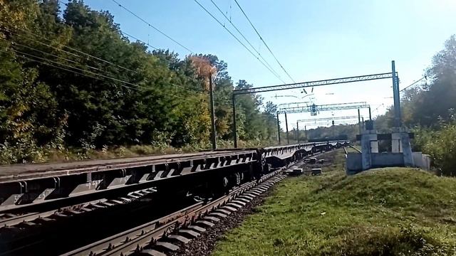 Переданный на СКЖД из Красноуфимска ВЛ80С-420/495А стартует с грузовым поездом после пропуска смотреть онлайн