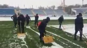 Очистка футбольного поля от снега