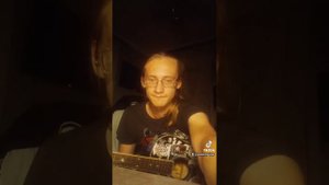 парень сыграл песню на гитаре"В ДОЛИНЕ СОЛНЦА"(Где Фергана)