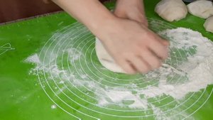 Вареники с черемшой и творогом.