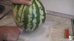 Как правильно резать арбуз на дольки САМЫЙ ПРОСТОЙ СПОСОБ Удобно есть детям и взрослым