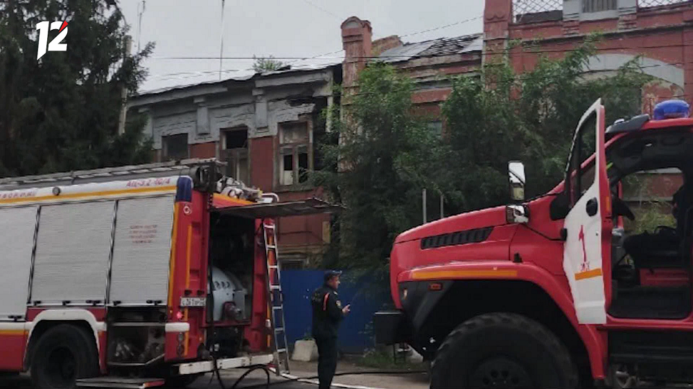 Пожар в здании. Здание МЧС. МЧС России пожар. Пожар в здании фото.