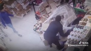 Паллет упал на людей.