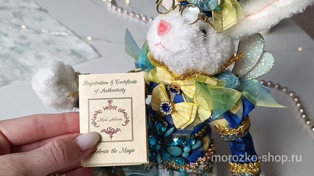 Коллекционная кукла ЗАЯЦ РАФАЭЛЬ - ДОКТОР ТАНЦЕВАЛЬНЫХ НАУК, 36 см   MR51-37270-BLU-1