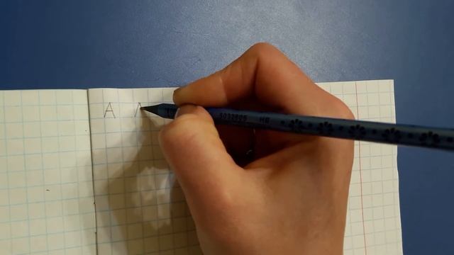 Учимся писать маленькую и большую заглавную буква А в клеточках. смотреть онлайн