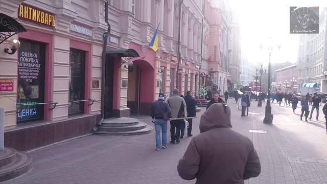 LiberalHanter - Ответочка в Москве сожгли флаг Украины