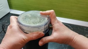 Помол кофе, сахара и орехов в муку с помощью кофемолки KT-1314 #kitfort #бытоваятехникаkitfort #kt