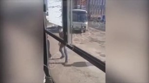 В Иркутске пьяные пассажиры напали на водителя автобу