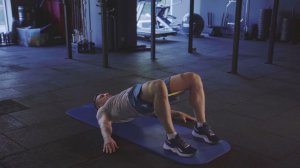 Ягодичный мостик с резиной на бедрах/ Banded hip bridge