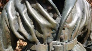 Скульптура "Кафтанчик властелина колец", парк Марселисборг, Орхус, Дания. 15 апр. 2021